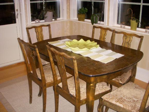 Matbord med tillhörande stolar och byrå