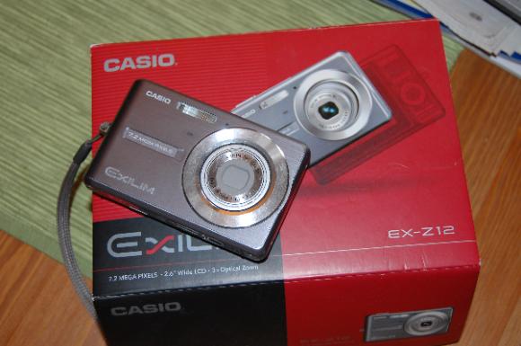 Casio Exilim Z-12 och Speedlight SB-400 finnes!
