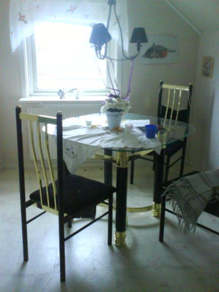 Köksbord med glasskiva & 4 stolar