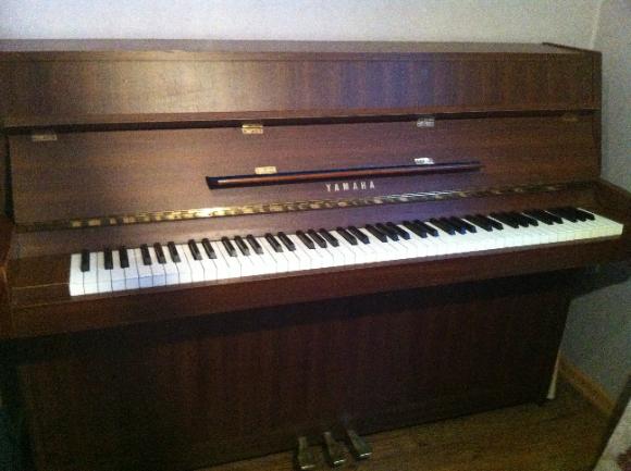 Toppen bra Yamaha piano med pall Lägsta Pris!! brunt
