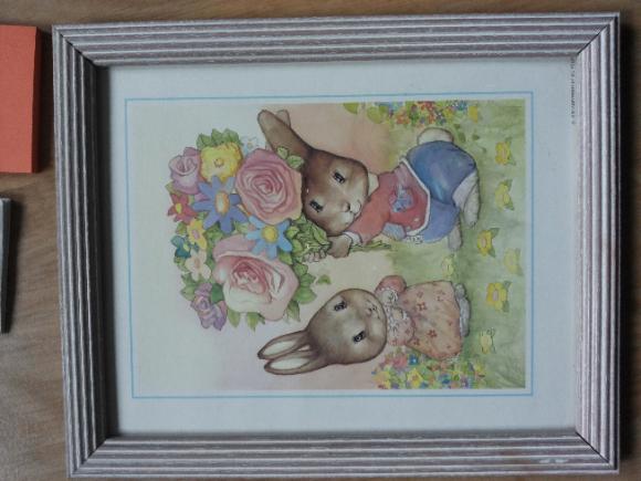 TAVLA--Två Kaniner vid stor blombukett,ljusrosa träram-23,5×28,5cm---NY