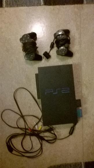PS2 med spel, handkontroller, dansmattor