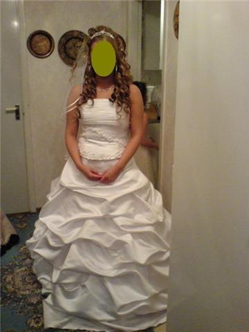 Brudklänning samt en festklänning