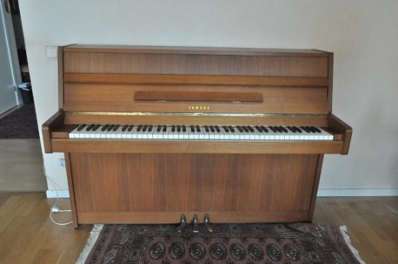 Yamaha piano, äldre möbler och porslin