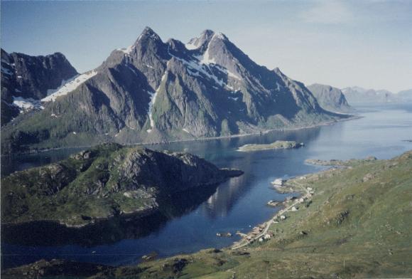 LOFOTEN, Norge: mysig stuga vid lugnt ställe vid havet