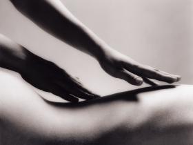 Tränad tantrisk massör erbjuder fåtal massagetillfällen för kvinnor i augusti